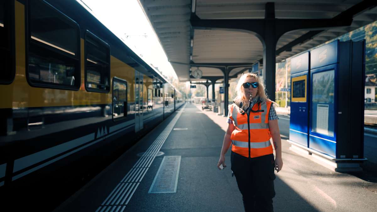 Zugbegleiter:in