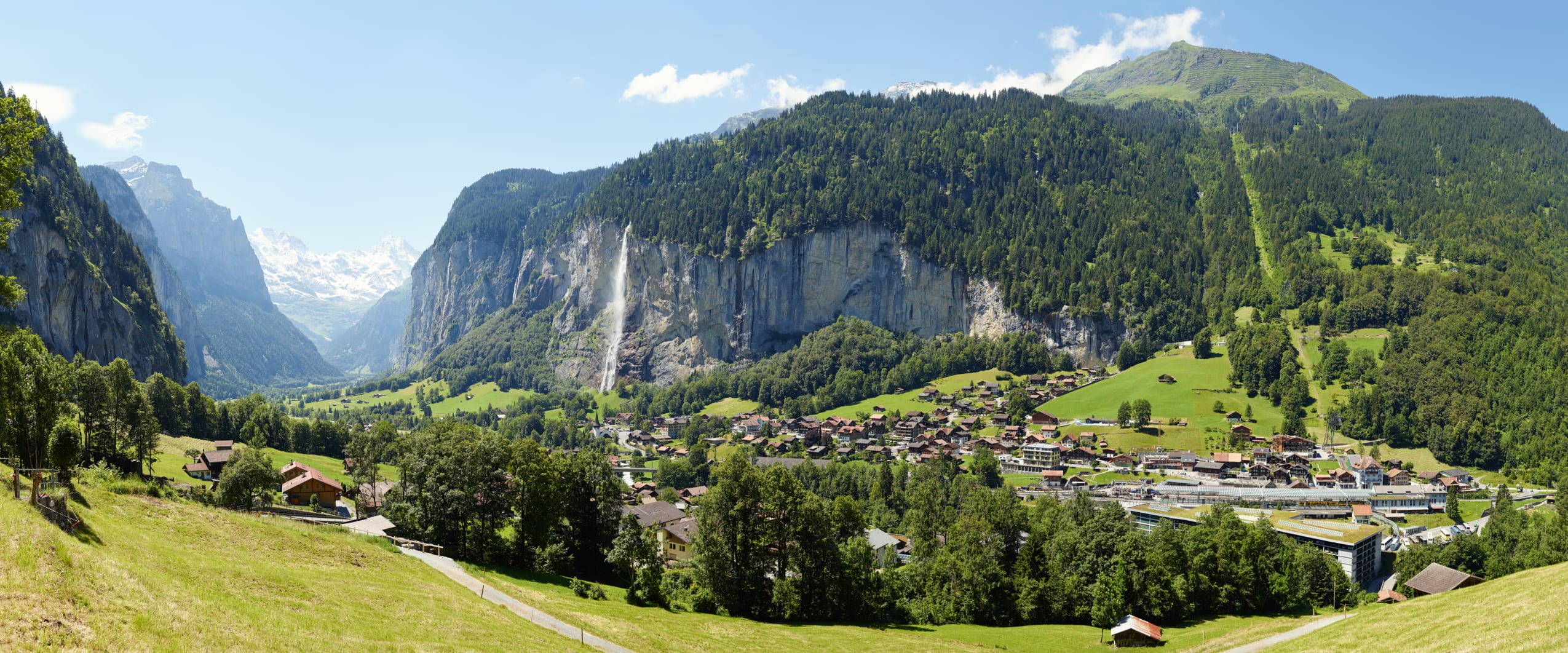 Lauterbrunnen-Sommer-Staubbachfall-Berner-Alpen.jpg