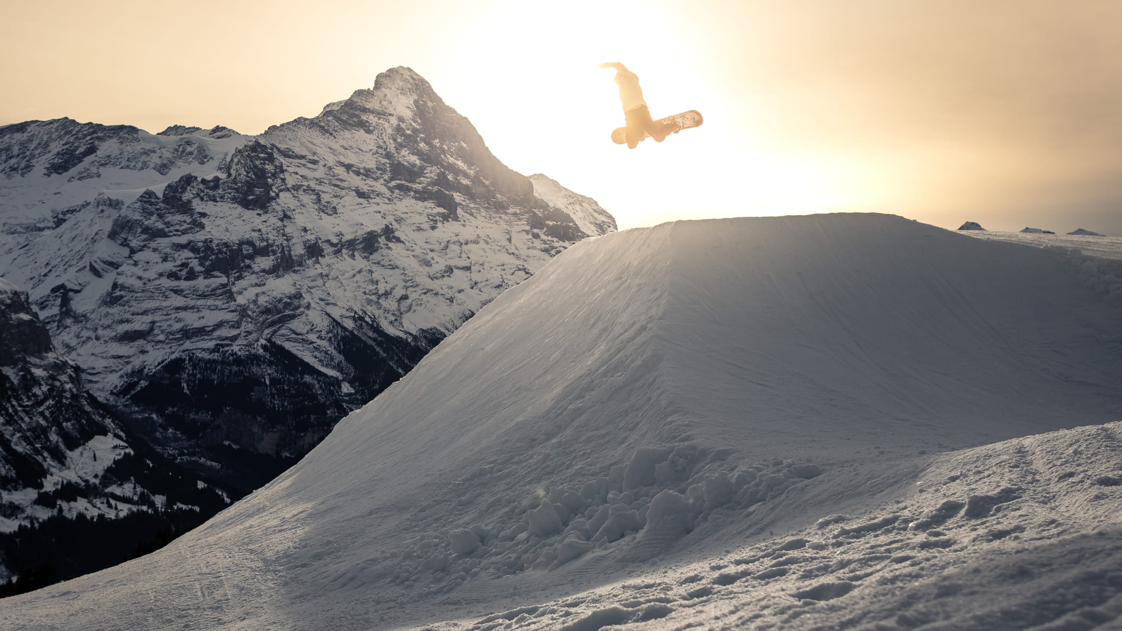 Snowpark Grindelwald First Snowboard Sunset Vaentin Mueller 2